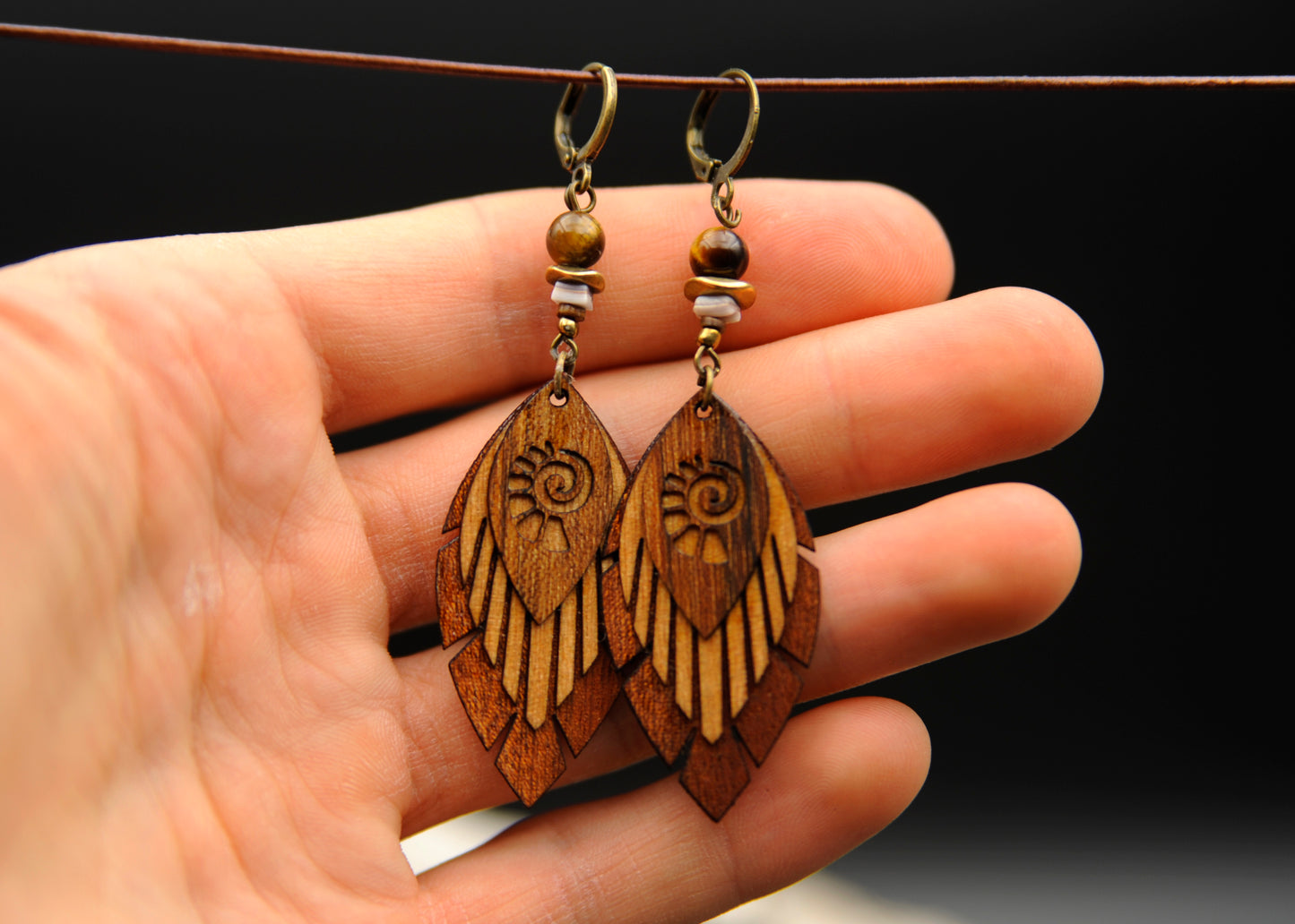 Ohrringe »Fimonacci Leaves II – Sonnenpfad« – Holz & Tigerauge