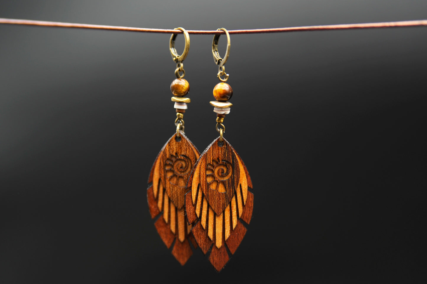 Ohrringe »Fimonacci Leaves II – Sonnenpfad« – Holz & Tigerauge
