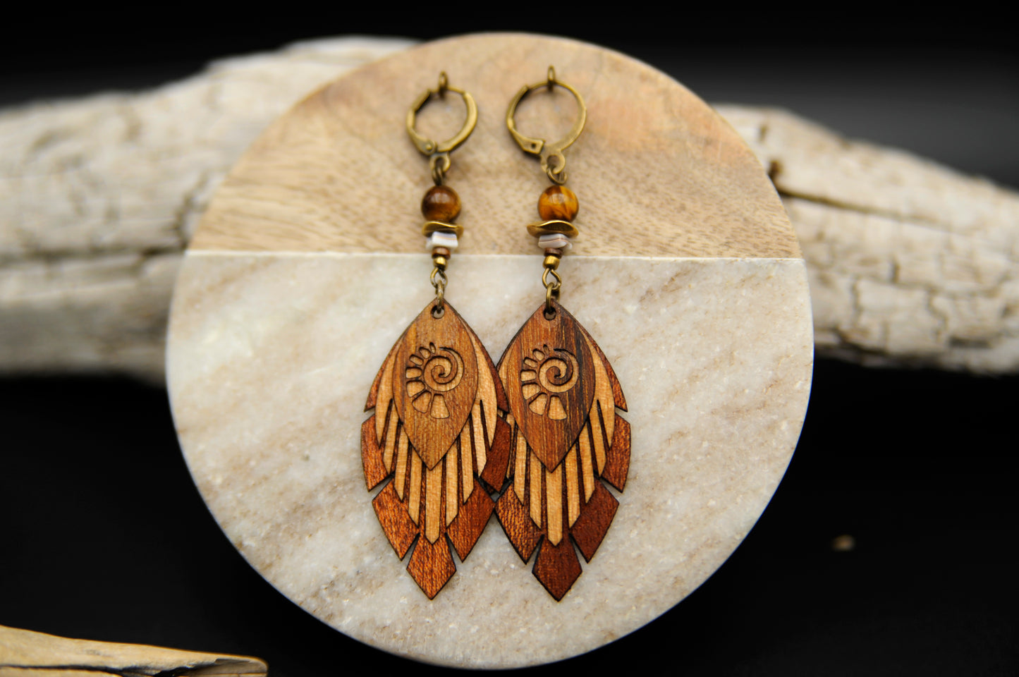 Ohrringe »Fimonacci Leaves II – Sonnenpfad« – Holz & Tigerauge