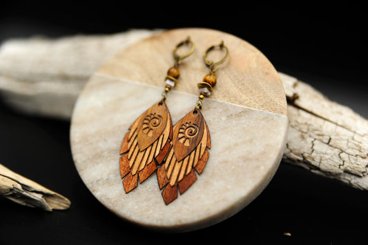 Ohrringe »Fimonacci Leaves II – Sonnenpfad« – Holz & Tigerauge