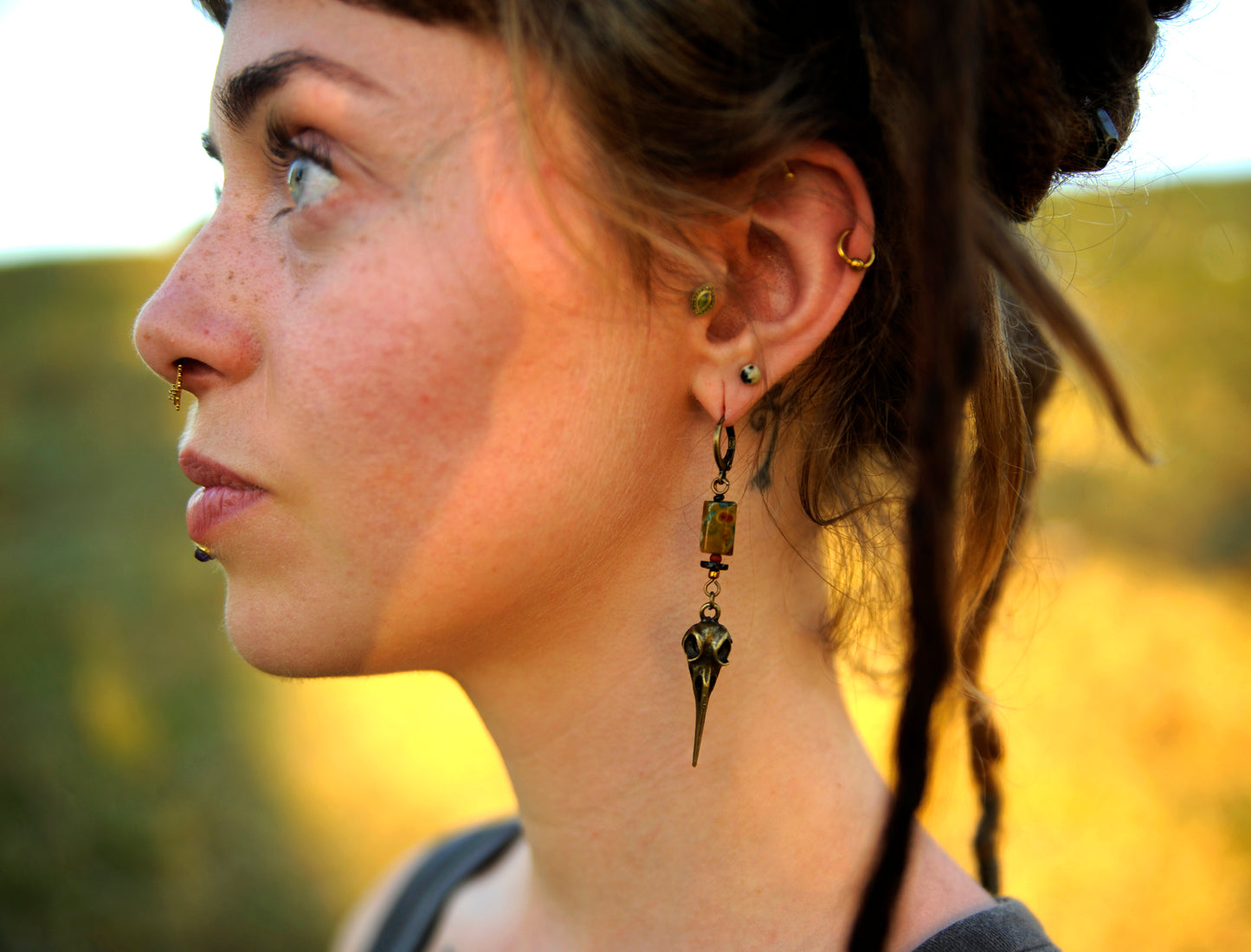 Raven Tide – Ohrringe mit Rabenkopf & Ocean Jaspis