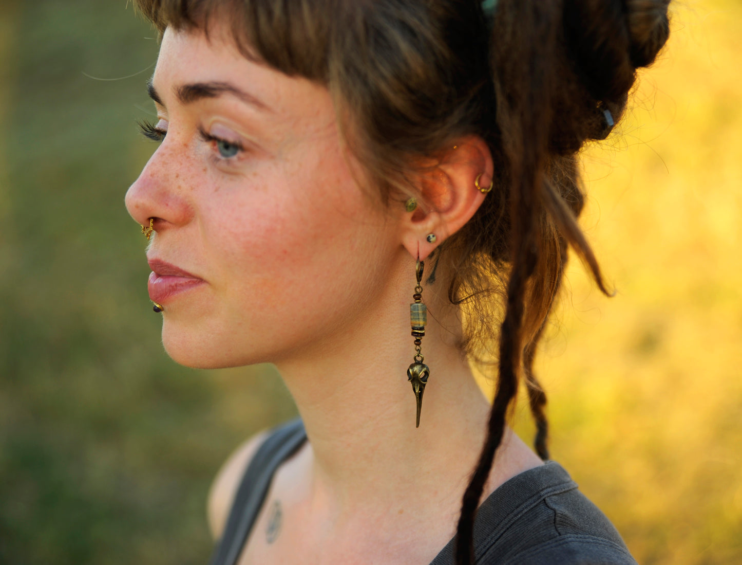 Raven Spirit – Ohrringe mit Rabenkopf & Chalcedon