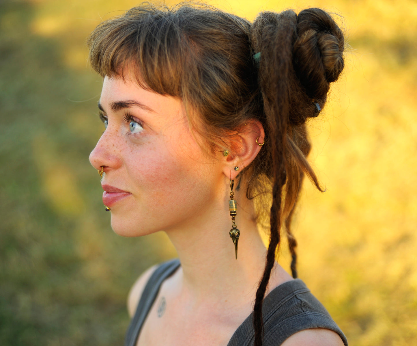 Raven Spirit – Ohrringe mit Rabenkopf & Chalcedon