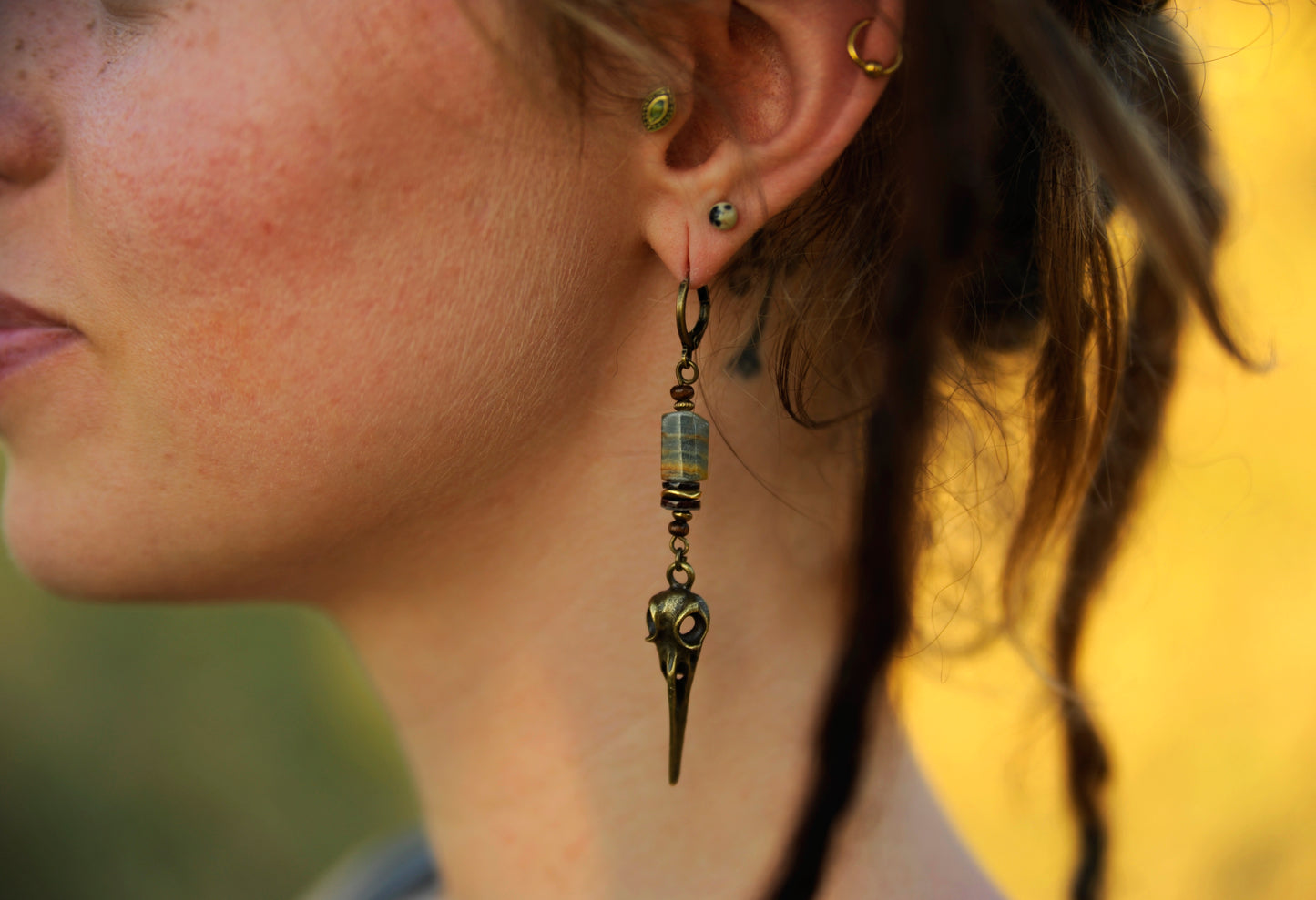 Raven Spirit – Ohrringe mit Rabenkopf & Chalcedon