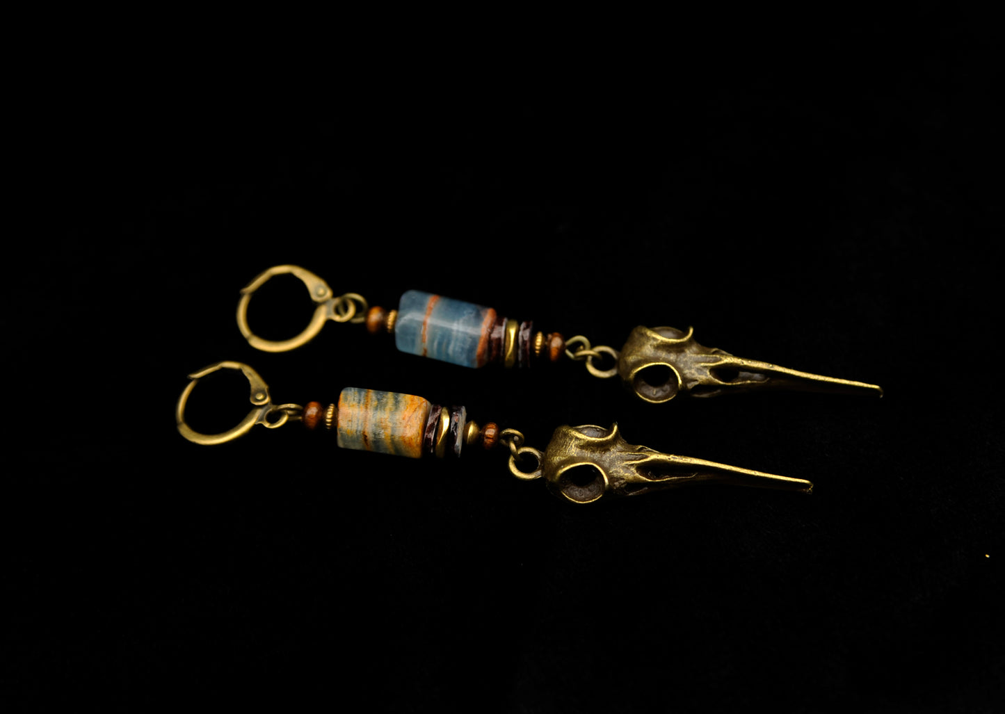 Raven Spirit – Ohrringe mit Rabenkopf & Chalcedon