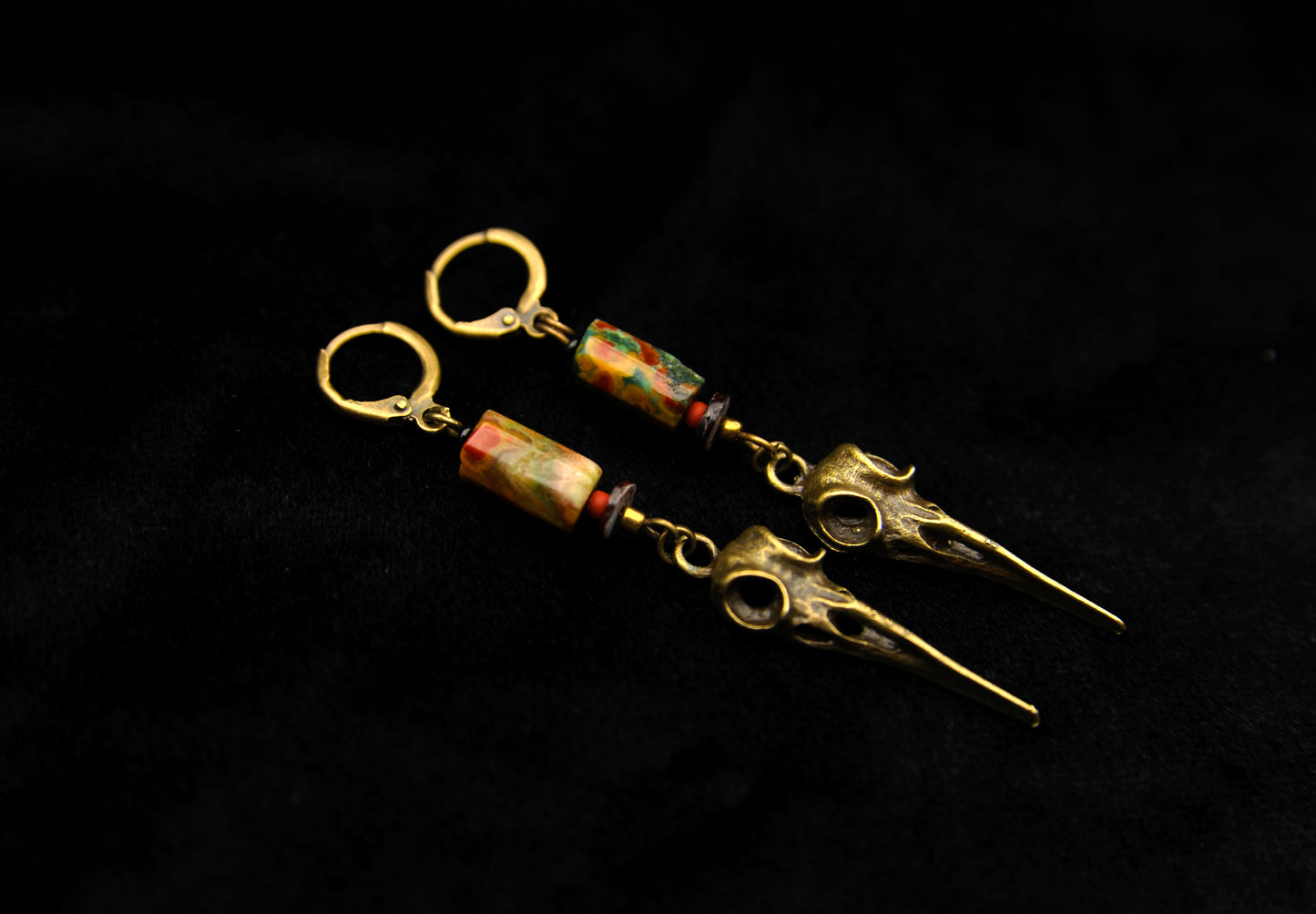 Raven Tide – Ohrringe mit Rabenkopf & Ocean Jaspis