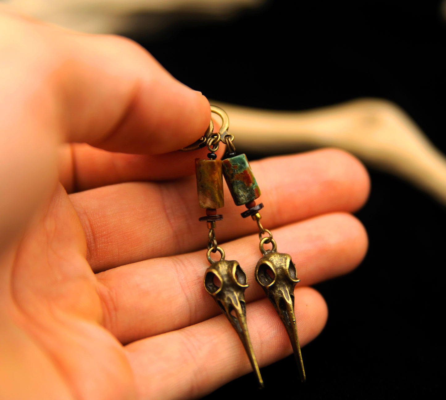 Raven Tide – Ohrringe mit Rabenkopf & Ocean Jaspis