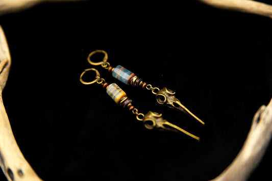 Raven Spirit – Ohrringe mit Rabenkopf & Chalcedon