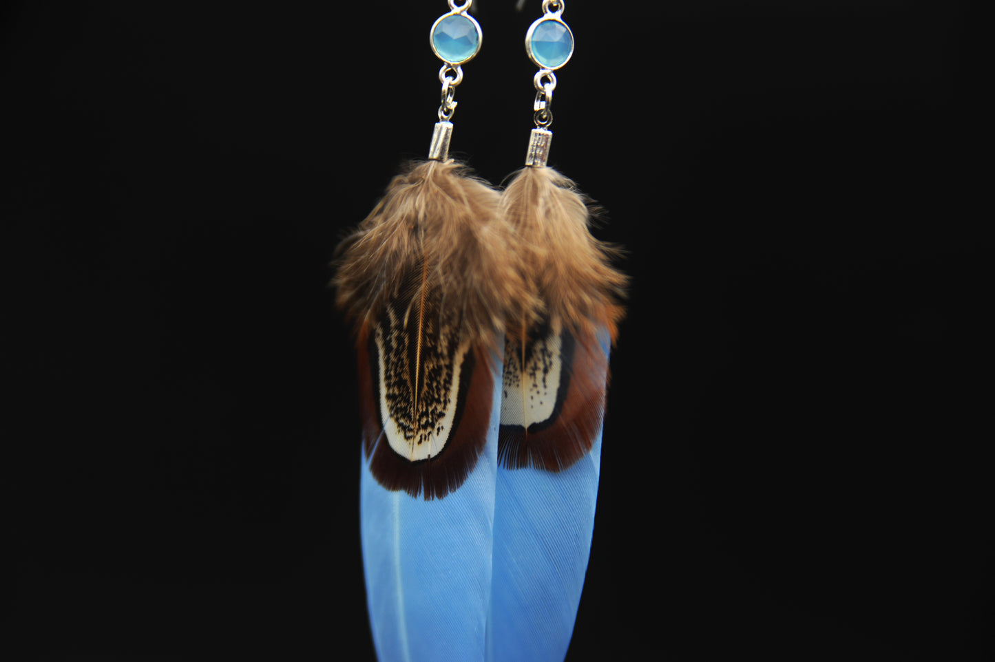 Feder Ohrringe mit Chalcedon in Silber – Hellblaue Gänsefeder, Wildfasan Rupffeder