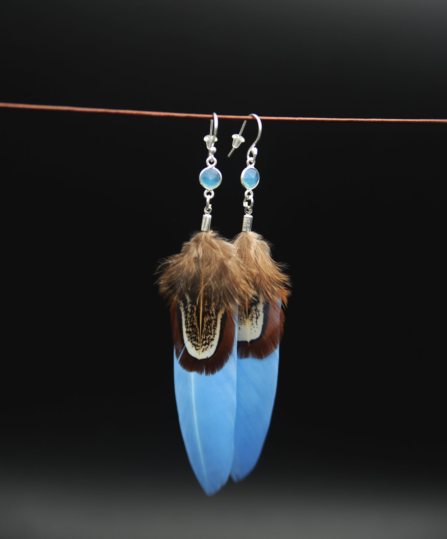Feder Ohrringe mit Chalcedon in Silber – Hellblaue Gänsefeder, Wildfasan Rupffeder
