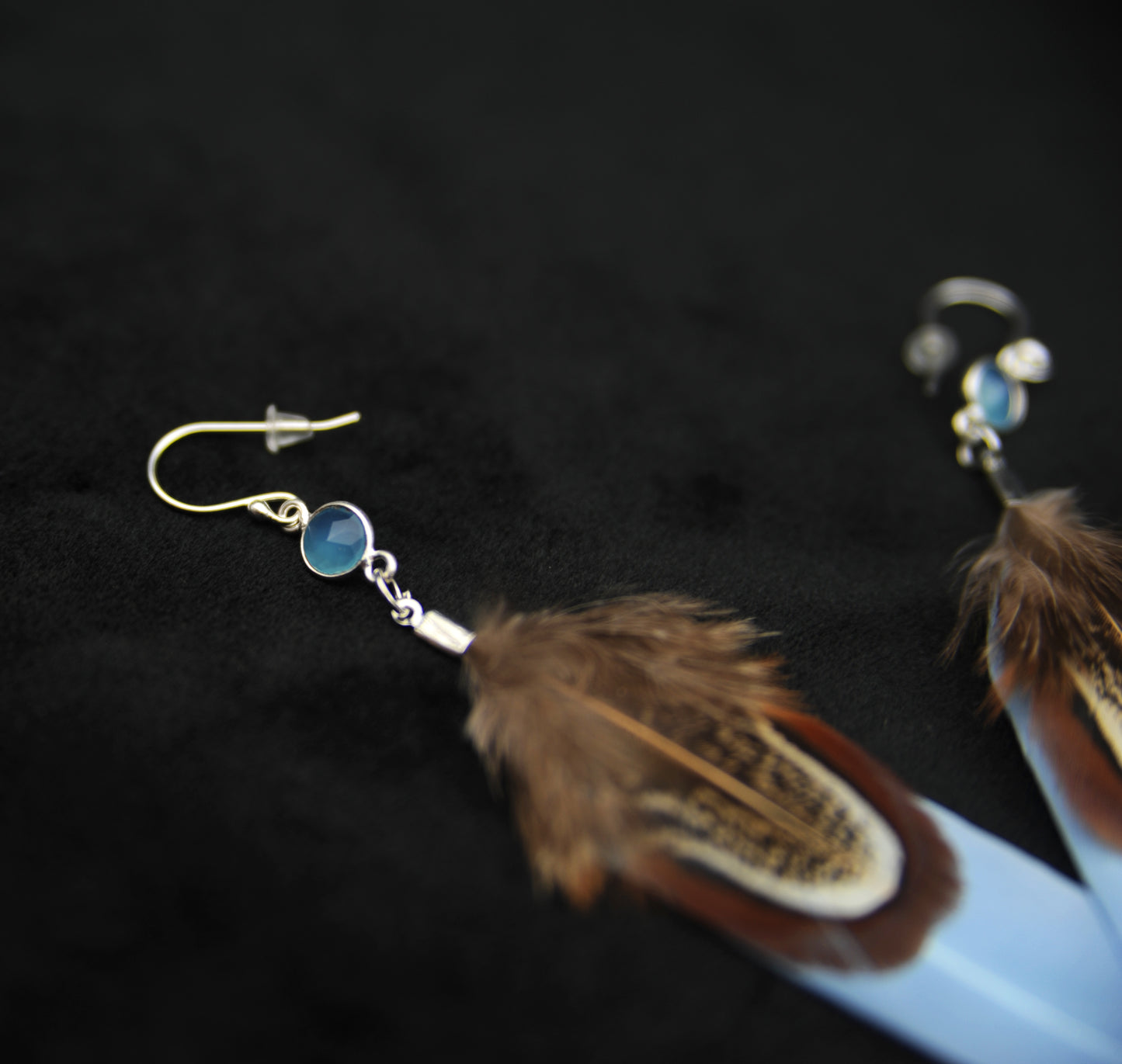 Feder Ohrringe mit Chalcedon in Silber – Hellblaue Gänsefeder, Wildfasan Rupffeder