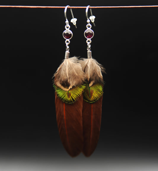 Federohrringe mit Pfauenfeder & Granat in Silber | Natur Ohrringe
