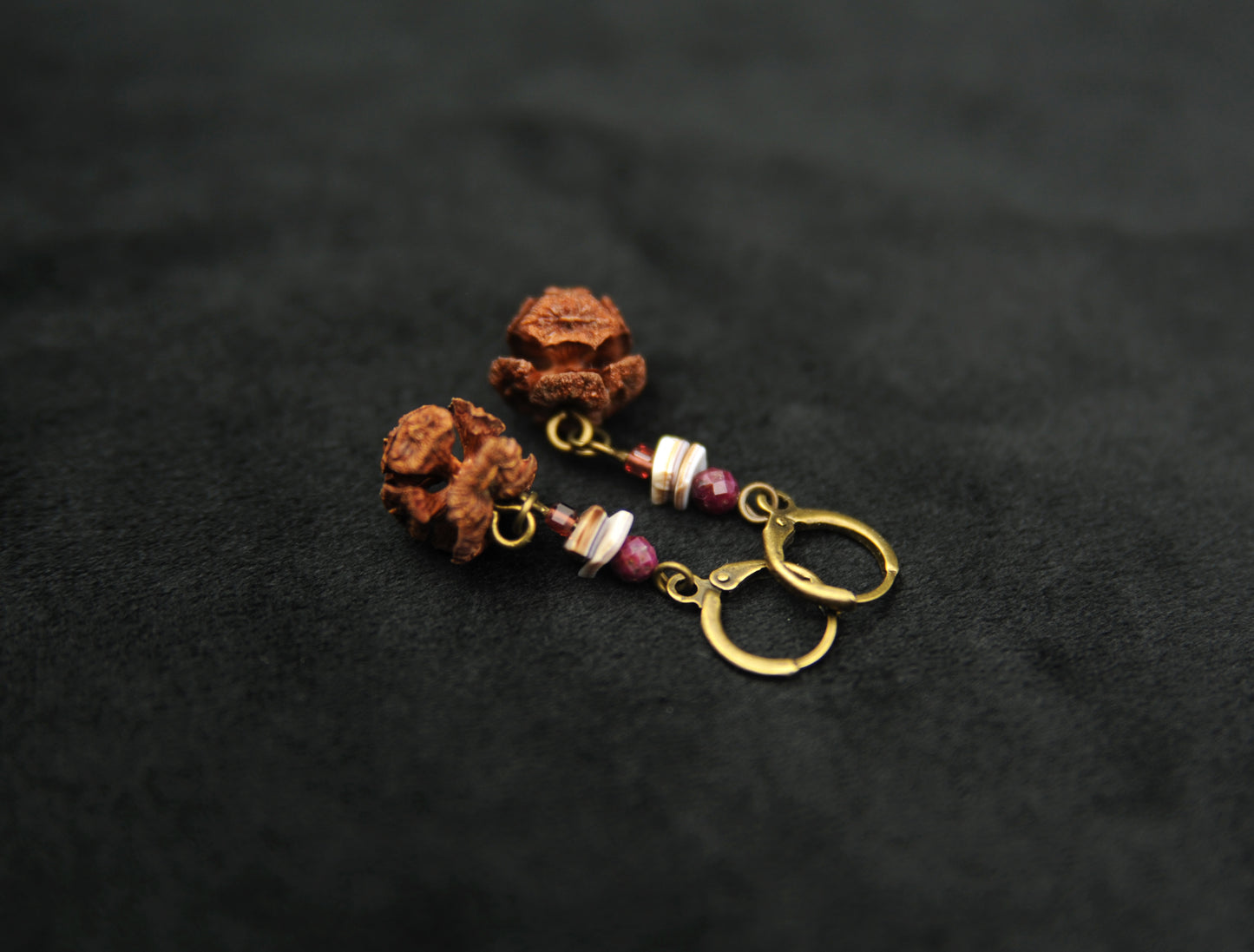 Zypressenzapfen Ohrringe mit Granat – Boho Natur Schmuck