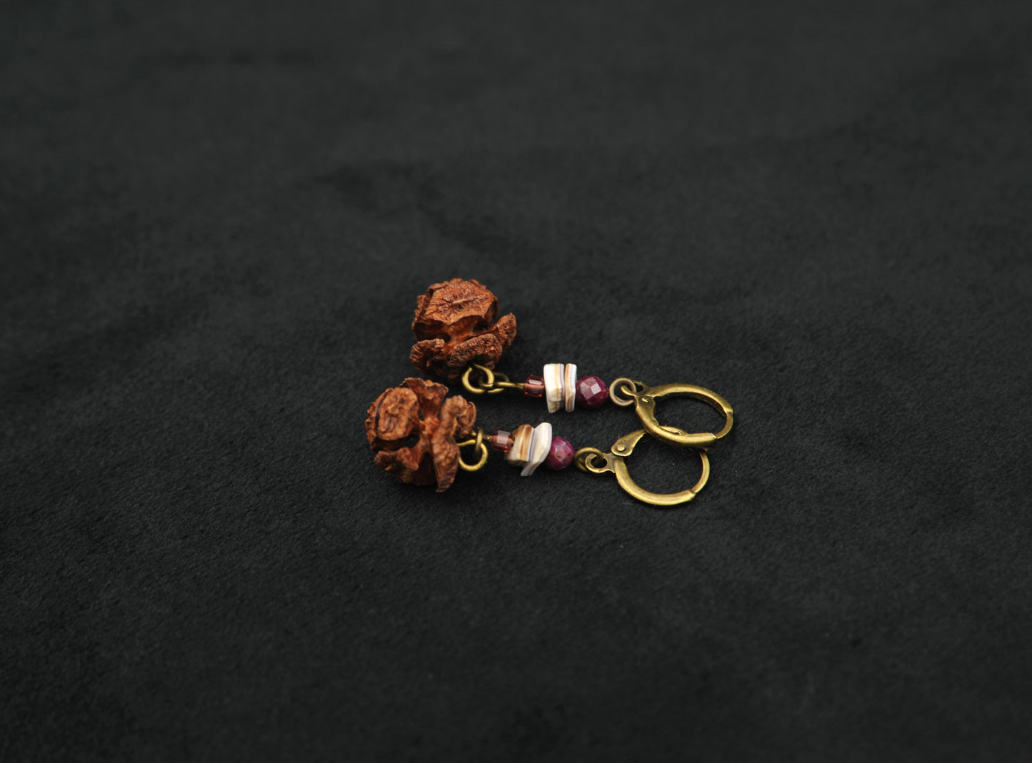 Zypressenzapfen Ohrringe mit Granat – Boho Natur Schmuck