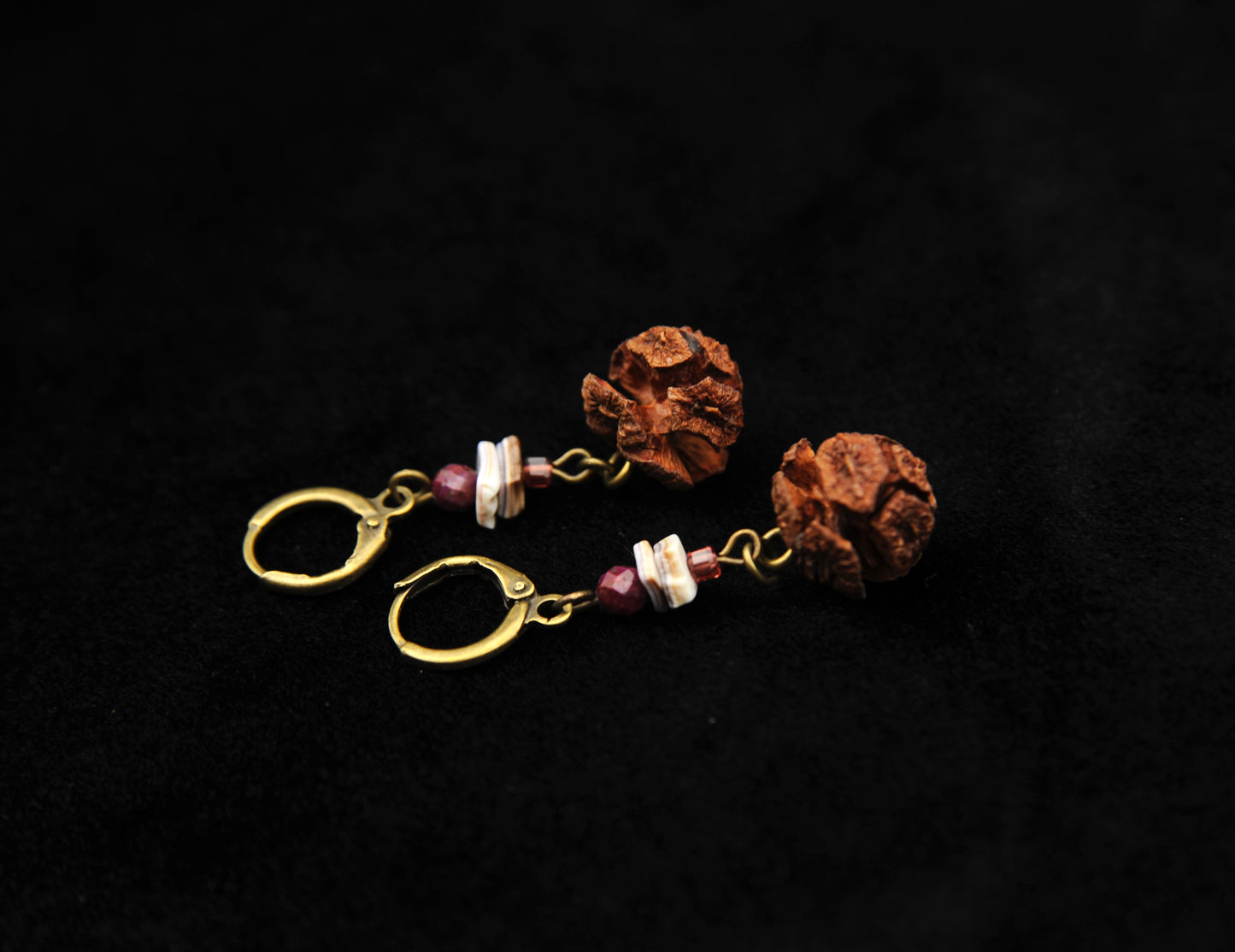 Zypressenzapfen Ohrringe mit Granat – Boho Natur Schmuck