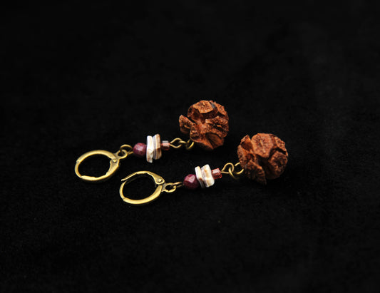 Zypressenzapfen Ohrringe mit Granat – Boho Natur Schmuck