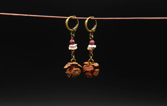 Zypressenzapfen Ohrringe mit Granat – Boho Natur Schmuck