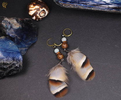 Kleine Federohrringe aus Steinhuhn-Federn mit Holz- & Mineralperle – Ansicht 6