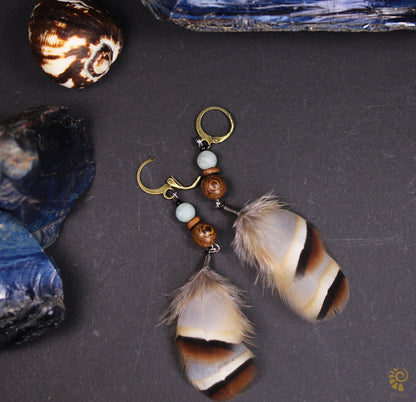 Kleine Federohrringe aus Steinhuhn-Federn mit Holz- & Mineralperle – Ansicht 4