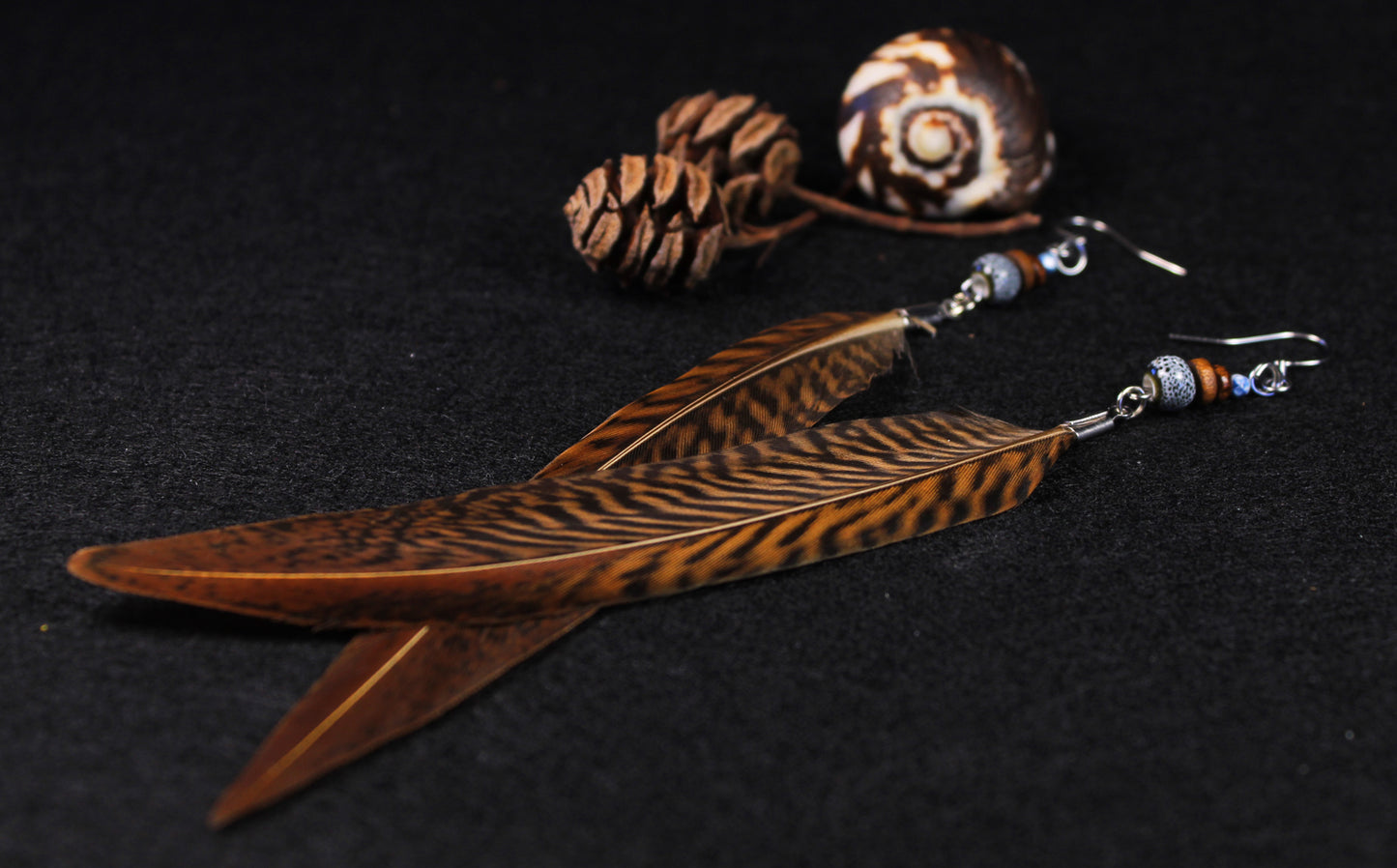 Federohrringe Goldfasan – Boho Schmuck, handgemacht, 13–15 cm, ultraleicht