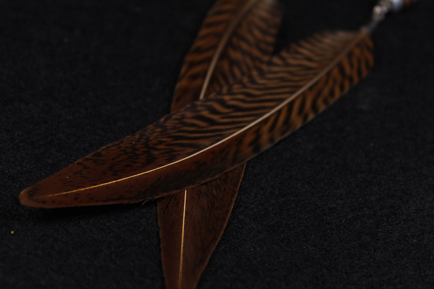 Federohrringe Goldfasan – Boho Schmuck, handgemacht, 13–15 cm, ultraleicht