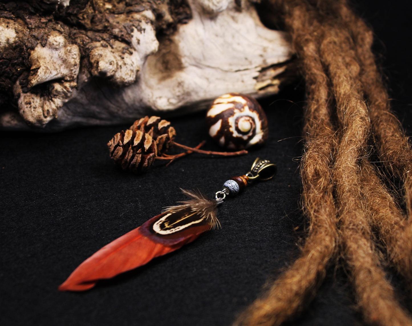 Feder Dread Anhänger Rotbraun – Gänsefeder & Wildfasan mit Holzperlen | Boho Dreadschmuck