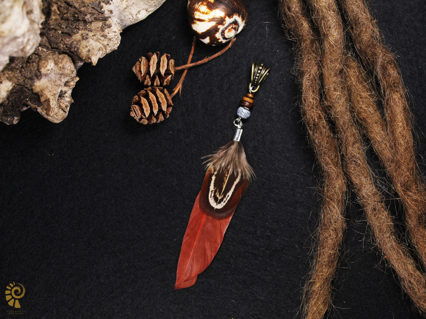 Feder Dread Anhänger Rotbraun – Gänsefeder & Wildfasan mit Holzperlen | Boho Dreadschmuck