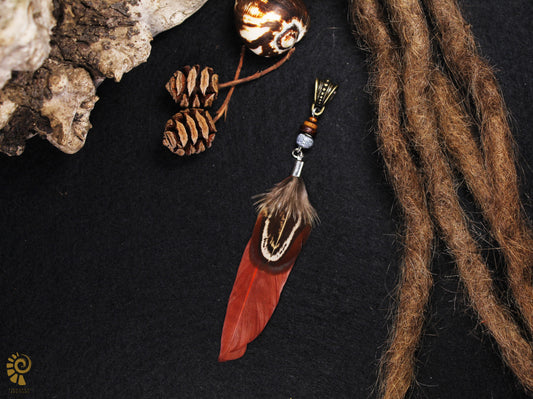Feder Dread Anhänger Rotbraun – Gänsefeder & Wildfasan mit Holzperlen | Boho Dreadschmuck