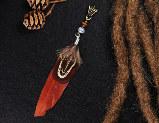 Feder Dread Anhänger Rotbraun – Gänsefeder & Wildfasan mit Holzperlen | Boho Dreadschmuck