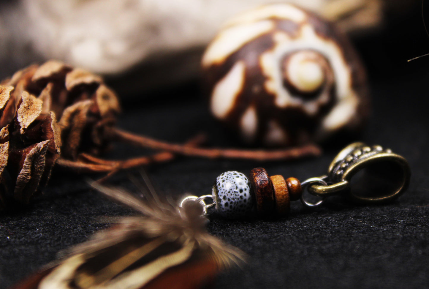 Feder Dread Anhänger Rotbraun – Gänsefeder & Wildfasan mit Holzperlen | Boho Dreadschmuck