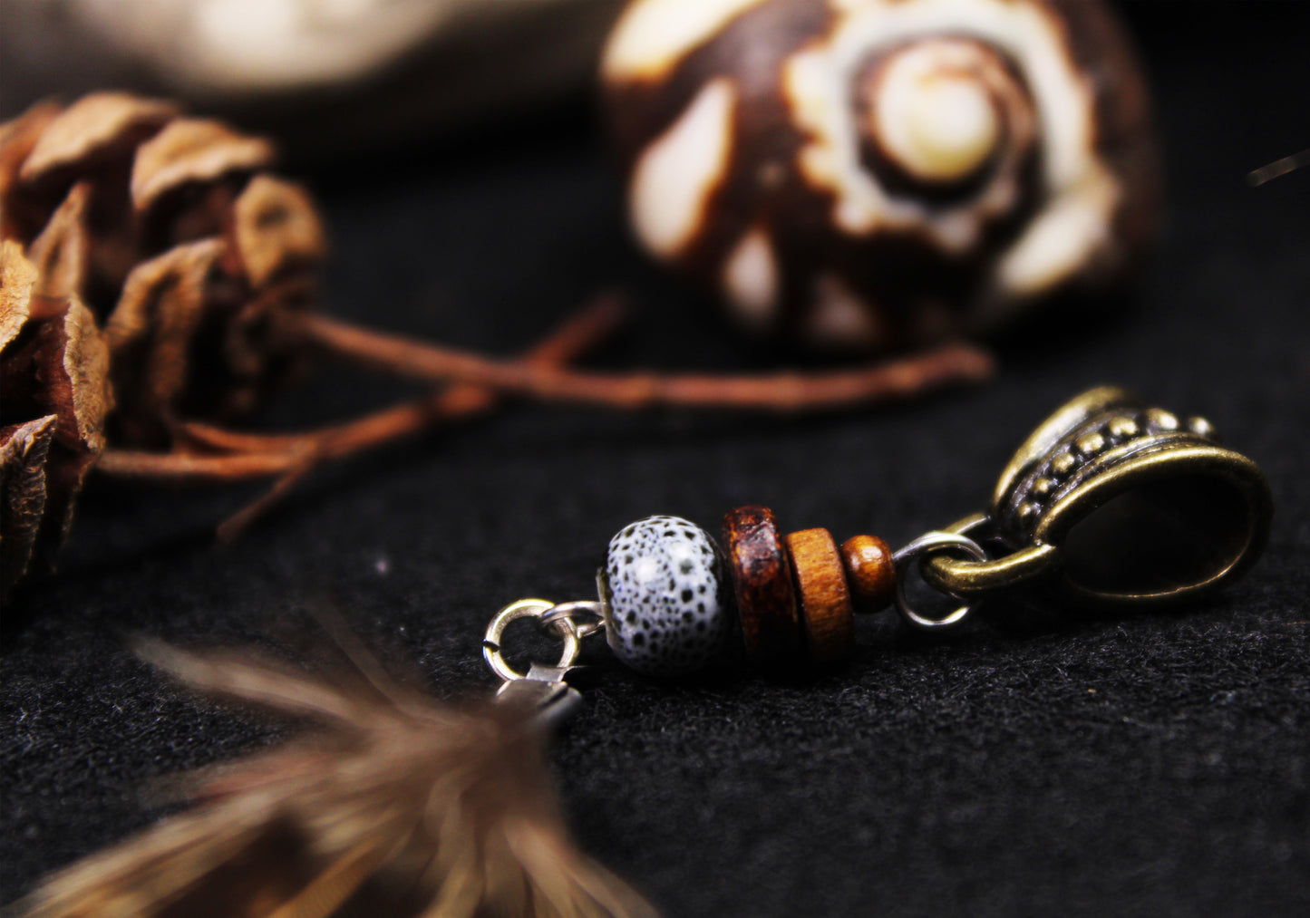 Feder Dread Anhänger Rotbraun – Gänsefeder & Wildfasan mit Holzperlen | Boho Dreadschmuck