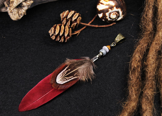 Feder Dread Anhänger Rot – Gänsefeder & Wildfasan mit Keramikperle | Boho Dreadschmuck
