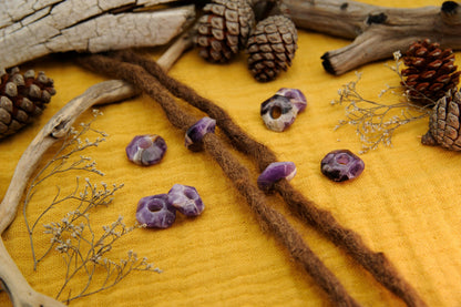 Große Amethyst-Scheibenperlen an Dreads auf gelbem Stoff