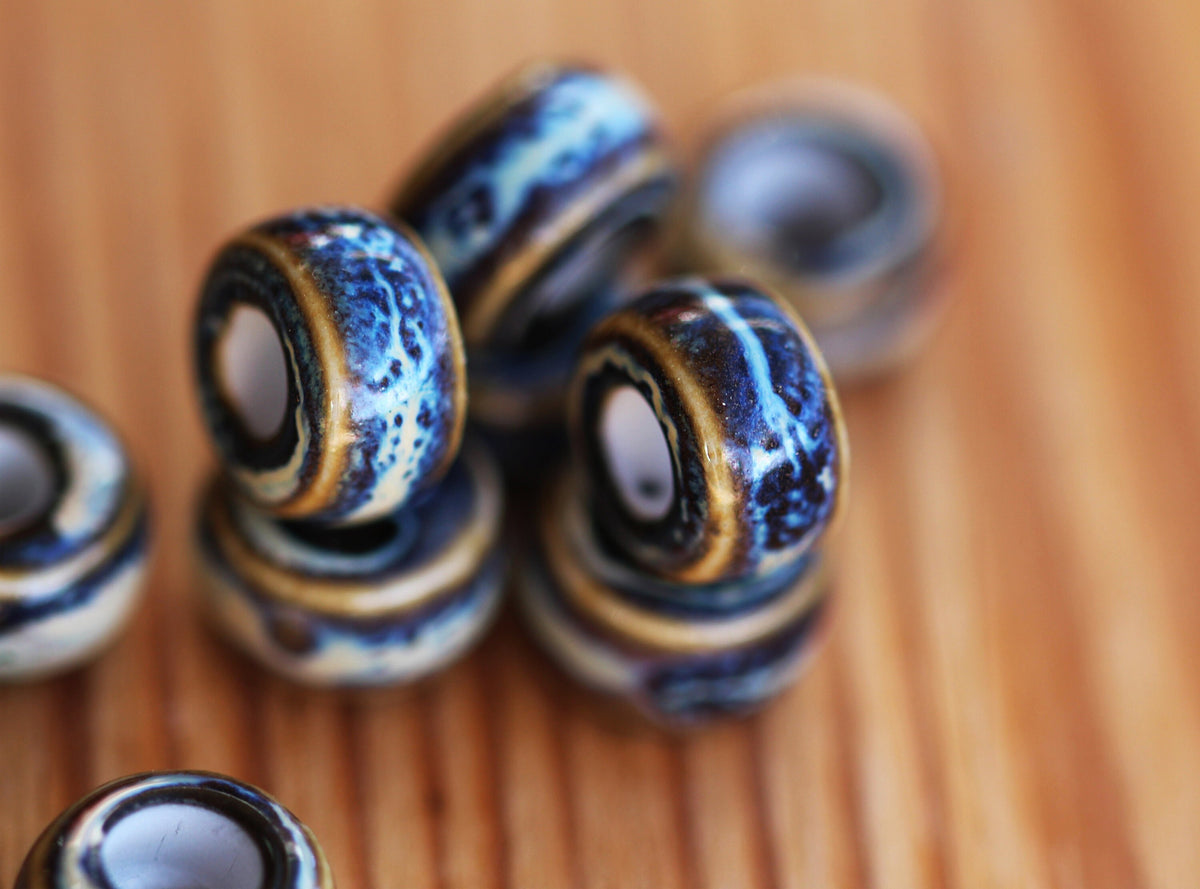 Keramik Dreadperlen blau-weiß – Detail