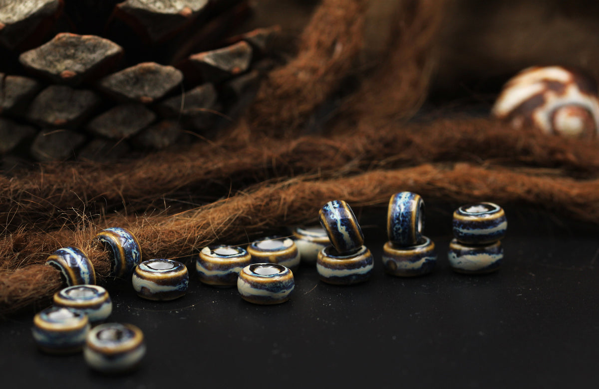 Keramik Dreadperlen blau-weiß – Detail