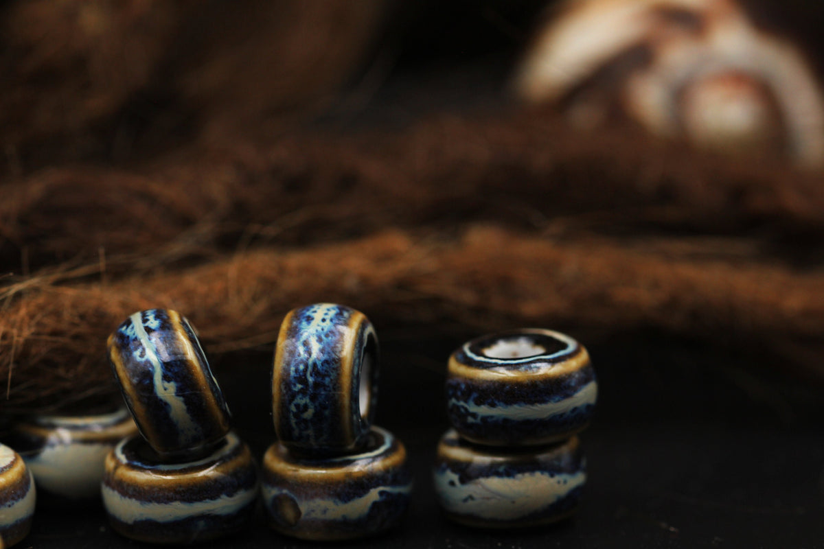 Keramik Dreadperlen blau-weiß – Detail