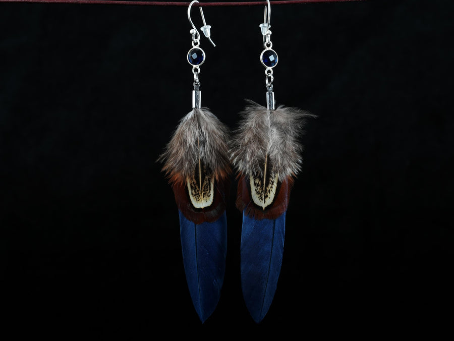 Blaue Federohrringe aus Gänsefeder und Wildfasanfeder mit blauem Glas-Cabochon in 925 Silber