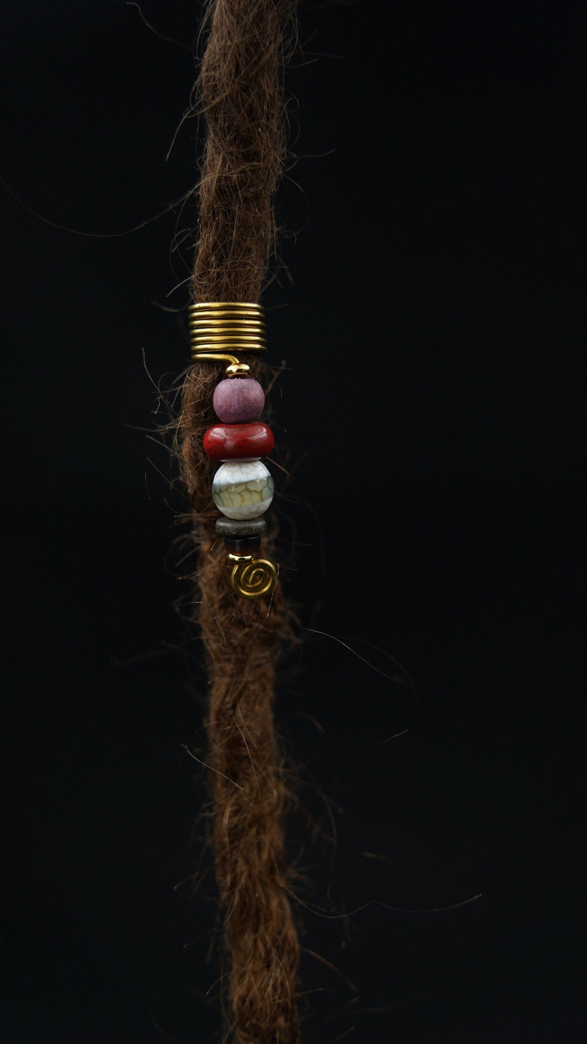 Draht-Dreadperle mit tibetischer Dzi-Perle in der Dread