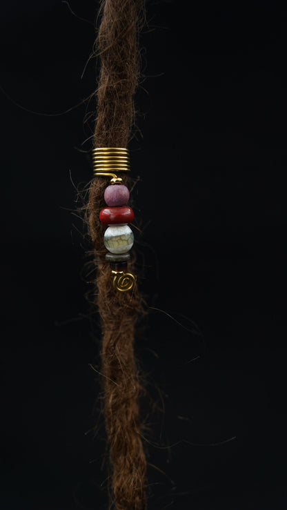 Draht-Dreadperle mit tibetischer Dzi-Perle in der Dread