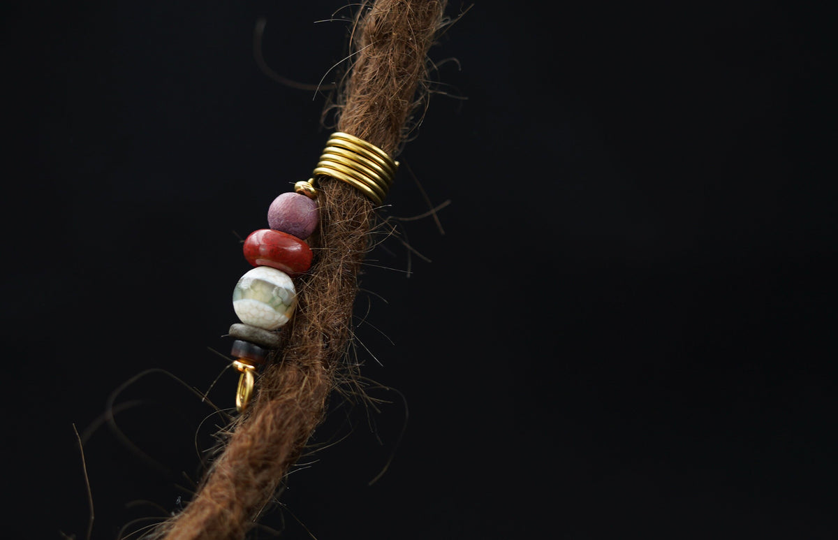 Draht-Dreadperle mit tibetischer Dzi-Perle in der Dread – Ansicht 2