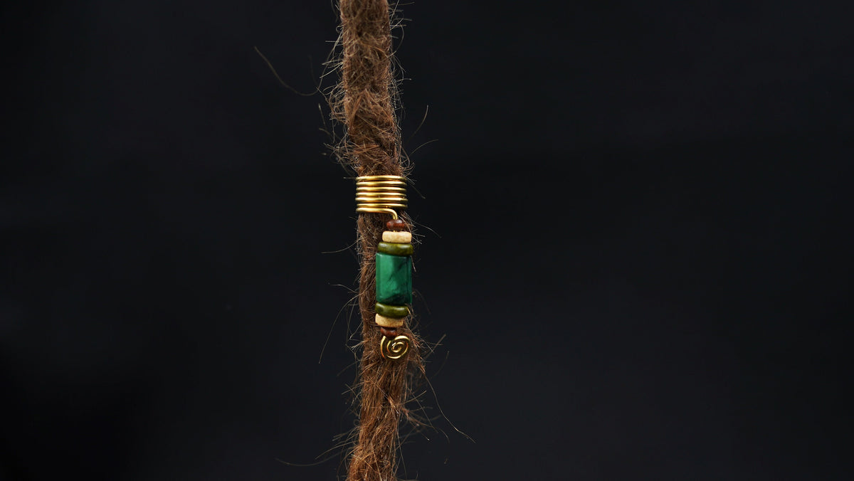 Draht-Dreadperle mit Smaragd in der Dread – Ansicht 2