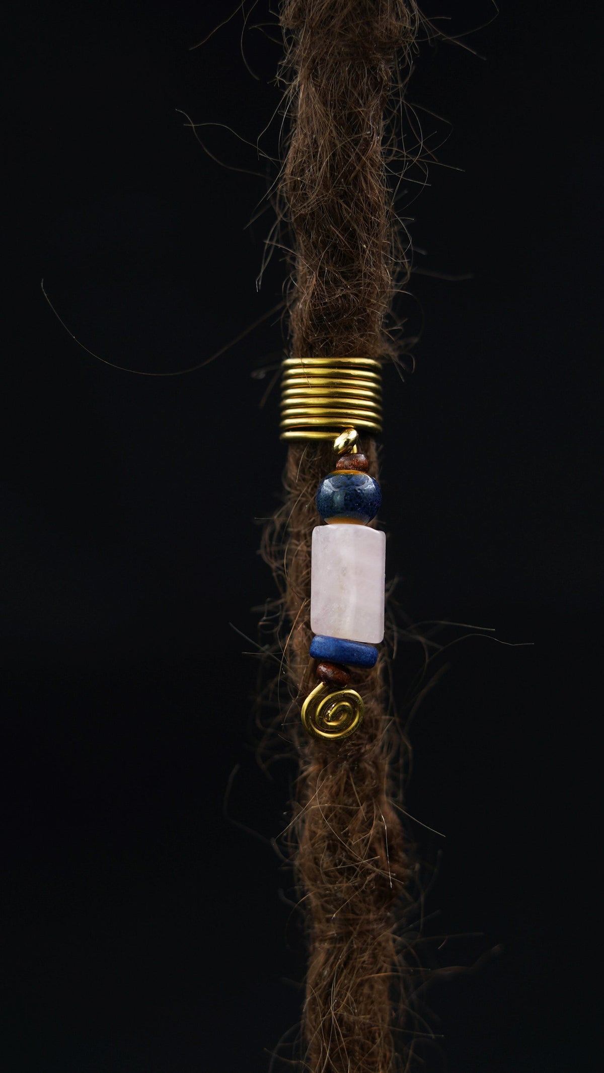 Draht-Dreadperle mit Rosenquarz in der Dread