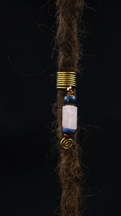 Draht-Dreadperle mit Rosenquarz in der Dread