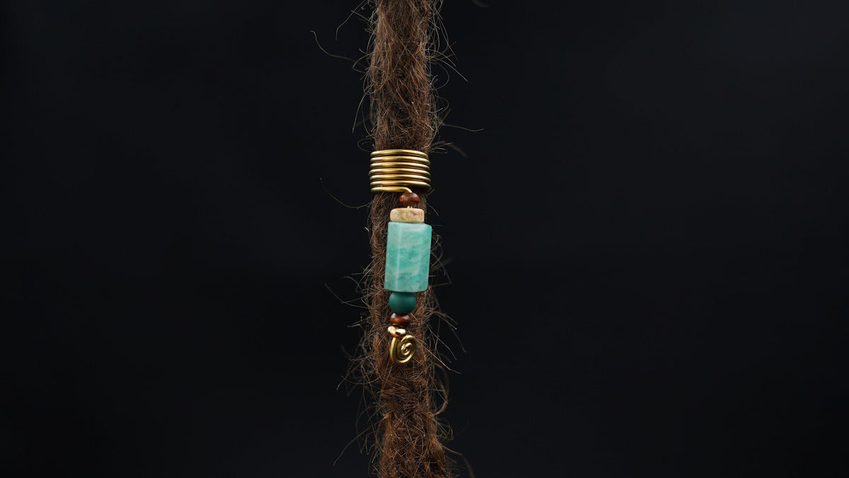 Draht-Dreadperle mit Amazonit in der Dread