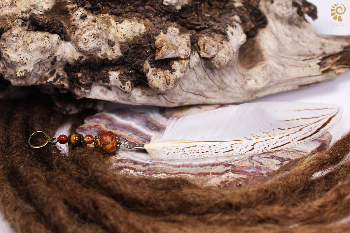Helle Dreadfeder mit Holzperle – Detail
