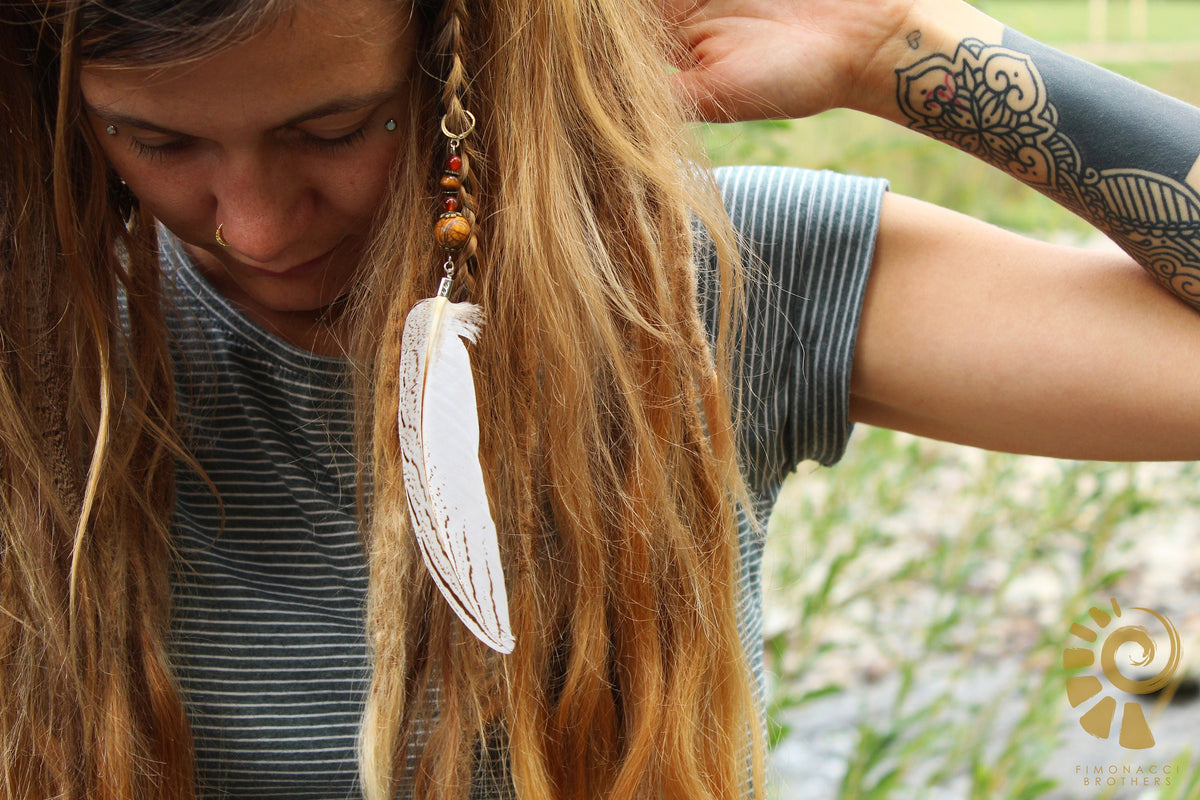 Helle Dreadfeder mit Holzperle – Detail