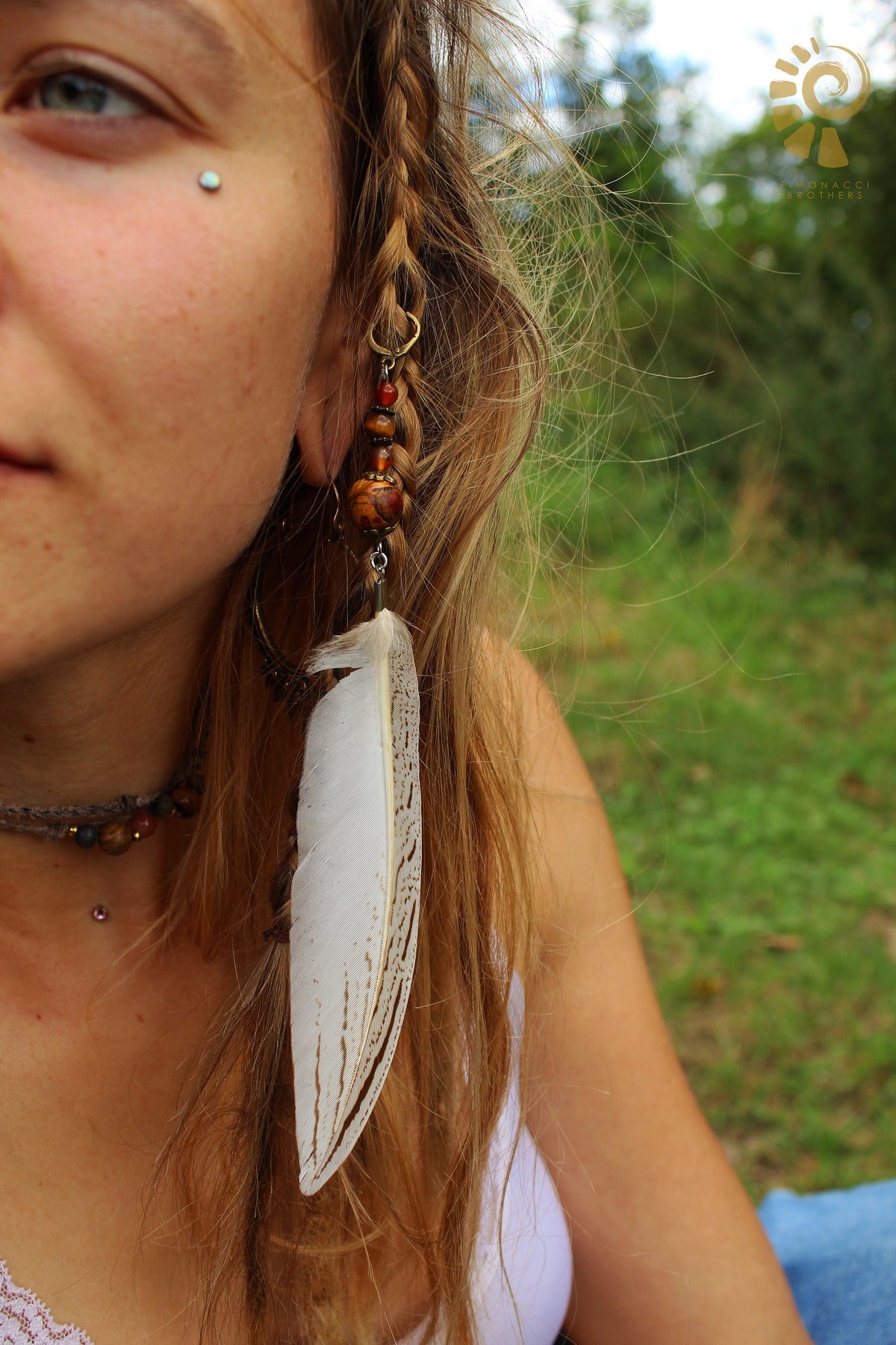 Helle Dreadfeder mit Holzperle – Detail
