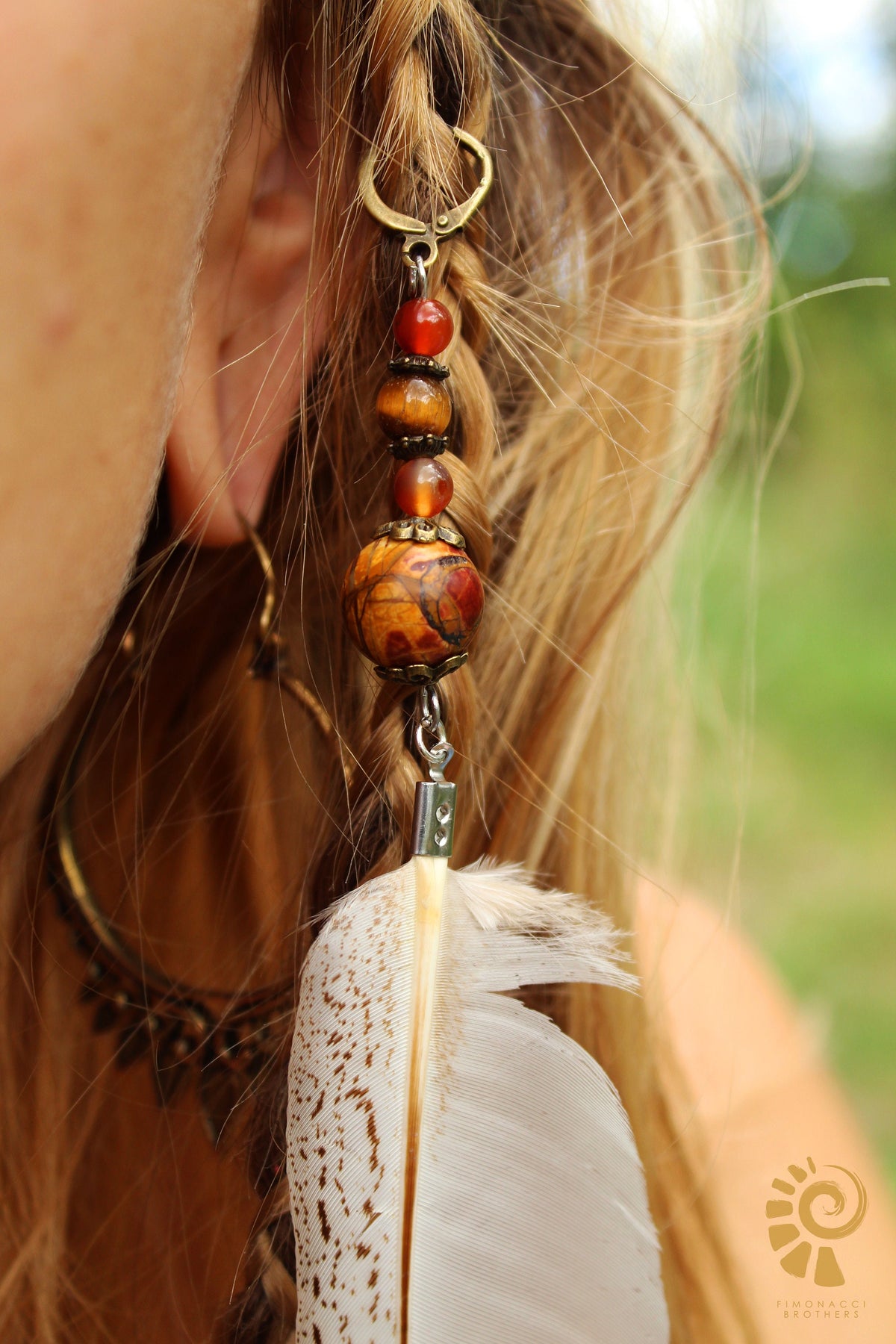 Helle Dreadfeder mit Holzperle – Detail