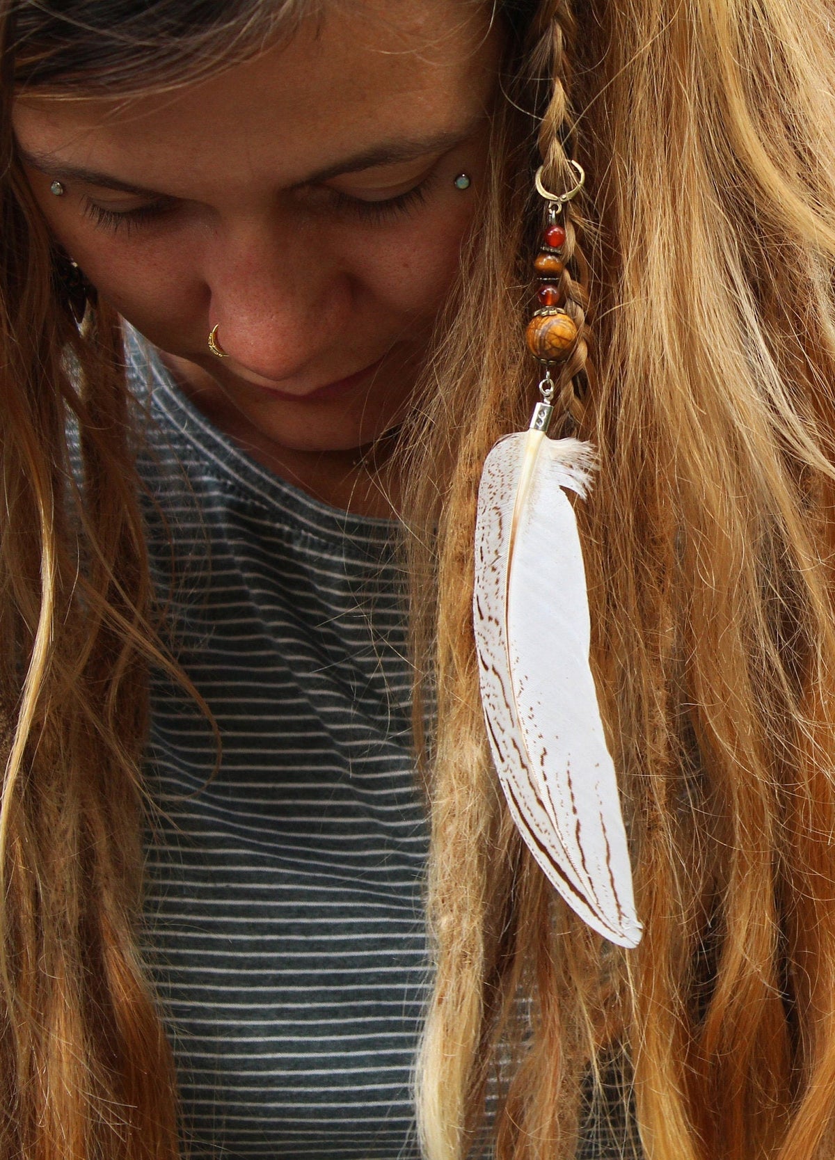 Helle Dreadfeder mit Holzperle – Detail