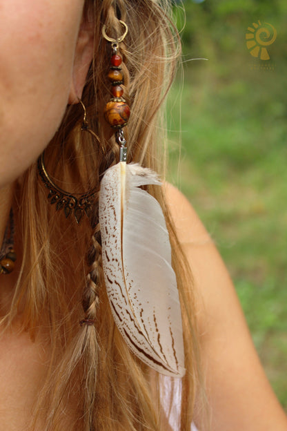 Helle Dreadfeder mit Holzperle – Detail